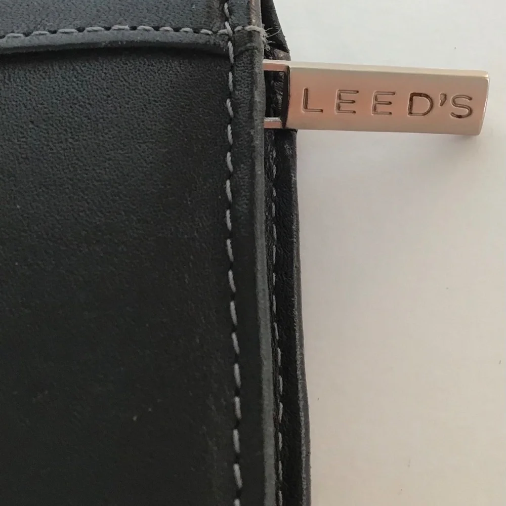 LEED’S Black Leather Passport‎ Organizer Zipper Close Card Slots Pocket Pen Slot